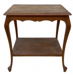 Antiga mesa lateral com estrutura em madeira acastanhada, formato retangular, saia em movimento, apoiada sobre quatro pés curvos para fora. Tampo flexível. Mede 70cm altura x 60cm largura x70cm comprimento. Possui cachê do fabricante.