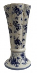 Vaso em faiança europeia, corpo canelado, decorado à mão com flores em azul cobalto e delicados detalhes em dourado. Base circular e boca ondulada, marcação no fundo. Peça decorativa de caráter clássico, provável produção do final do séc. XIX / início do séc. XX. Apresenta desgastes compatíveis com a idade. Mede 27 cm.