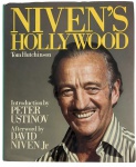 Livro Nivens Hollywood  Tom Hutchinson. Livro ilustrado sobre a Hollywood clássica, centrado na trajetória de David Niven, com raras fotografias de bastidores, vida pessoal e grandes nomes do cinema do século XX. Capa dura com sobrecapa, edição da Salem House (New Hampshire), com introdução de Peter Ustinov e posfácio de David Niven Jr. Exemplar com desgaste compatível com a idade. Mede 27 x 23 cm.
