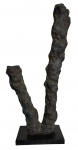 Suzana Levy | Escultura abstrata em bronze patinado, de autoria de Suzana Levy, composta por duas formas verticais orgânicas, com forte carga expressiva e linguagem contemporânea. Superfície texturizada, apoiada sobre base em pedra polida. Obra de presença marcante, adequada a coleções e ambientes de arte contemporânea. Mede 85 x 30 cm.
