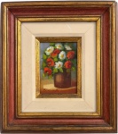 J. Bascherotto  Natureza-morta com flores em vaso, óleo sobre placa, assinado no canto inferior. Composição delicada em paleta viva, representando arranjo floral em vaso sobre mesa. Apresenta moldura de madeira com pátina dourada. Medida total 26 x 29 cm.