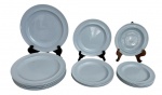 WEDGWOOD - Conjunto de pratos em faiança inglesa na cor azul claro, marca Wedgwood, com carimbo na base Made in England e numeração. Composto por 8 pratos rasos, 4 salada e 6 de sobremesa. Em bom estado de conservação. Medida do maior 25 cm.