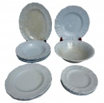 ENGLAND - Parte de aparelho de jantar em louça inglesa Celeste  Ironstone China  England, em faiança azul com bordas onduladas. Composto por travessa oval, tigela funda e pratos de diferentes tamanhos. Marca na base. Peças com sinais de uso e leves manchas do tempo. Total de 15 peças. Medida da maior 29 cm.