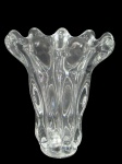 <b>CRISTAL FRANCÊS</b>, um (1) grande vaso confeccionado em cristal francês translucido com moldagem abstrata ao gosto de Murano, medindo 33x27cm, selo no verso, porém, ilegível, apresentando grande rachadura na base.