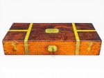 DIVERSOS, uma (1) caixa retangular, confeccionada em madeira escura, possivelmente mogno, com incrustação de faixas em metal dourado com placa recortada, acompanha chave, medindo 7x40x18,5cm.
