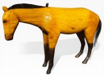 ESCULTURA, uma (1) escultura representando cavalo, confeccionado em madeira de 2 tonalidades, crina e rabo naturais, apresenta colados na orelha e no pé, falhas na crina, medindo 17x27cm.