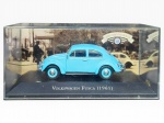 COLECIONISMO, uma (1) miniatura de automóvel Volkswagen Fusca 1961, em metal e plástico, na cor azul, acondicionada em caixa expositora de acrílico com base identificada e cartão com características do modelo, medindo 3,5x9,5x3,5cm sem a base.