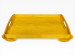 DIVERSOS, uma (1) bandeja retangular, confeccionada em madeira clara, alças laterais vazadas, medindo 45x35cm.