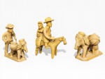 ARTE POPULAR, três (3) esculturas, confeccionadas em barro cozido, sendo: A) HELENO MANOEL, 1 representando homem e burro de carga, medindo 10,5x10cm, B) HELENO MANOEL, 1 representando burro ladeado por botijas, medindo 8x13,5x8cm e C) 1 representando noivado a cavalo, colado nos pés, medindo 12cm de altura.