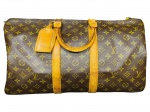 LOUIS VUITTON (Maison francesa fundada em 1854 por Louis Vuitton, célebre mundialmente por suas malas de viagem, bolsas e artigos de luxo, tornando-se uma das marcas mais reconhecidas da moda internacional), uma (1) bolsa, modelo Speedy confeccionada em canvas com monograma marrom e bege e detalhes em couro vachetta, com alças, compartimento único, amplo, sem forração interna, desgastes no couro, vendidos no estado da foto, medindo 30x50x22cm.