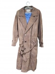SALVATORE FERRAGAMO (É uma prestigiada marca de moda de luxo, reconhecida internacionalmente por sua excelência em design e artesanato, fundada em 1927), um (1) trench coat, confeccionado em couro na tonalidade marrom, interior em tecido acetinado na tonalidade azul, tamanho 54, apresenta leves sinais de uso, em excelente estado de conservação.