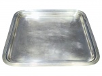 METAL PRATEADO, uma (1) bandeja quadrangular, confeccionada em metal espessurado a prata da manufatura BAND PLATE, c/ bordas cinzeladas em caneluras, medindo 27,5x27,5cm.