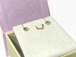 BIJUTERIA FINA, par (2) de brincos para orelha furada, confeccionados em metal dourado, incrustado por cristal facetado, um deles sem tarraxa, medindo 0,4cm.