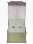 BIJUTERIA FINA, par (2) de brincos para orelha furada, confeccionados em metal dourado, incrustado por pedra na tonalidade verde, medindo 0,3cm.