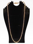 BIJUTERIA FINA, uma (1) gargantilha, confeccionada em metal dourado, ricamente incrustada por pedrarias translucidas e fecho tipo gaveta com trava lateral, medindo 46cm de comprimento.