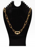 BIJUTERIA FINA, uma (1) gargantilha, confeccionada em metal dourado, elos cadeado, decorado por pingente com incrustação de pedrarias translucidas e fecho tipo boia, medindo 48cm de comprimento.