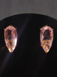 BIJUTERIA, par (2) de brincos para orelha furada, monture confeccionada em metal dourado, incrustados por pedra na tonalidade rosa com lapidação dita GOTA em facetas, medindo 2,5x1,3cm.