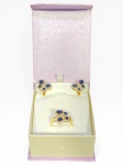 JOIAS, conjunto com três (3) peças no feitio de borboletas, sendo: A) 1 par de brincos para orelha furada, medindo 2x1,7cm, e B) 1 anel, aro 26, confeccionados em PRATA DE LEI dourada, incrustados por pedrarias azuis e translucidas, peso total bruto 10g.