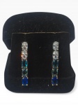 BIJUTERIA FINA, par (2) de brincos para orelha furada, confeccionados em metal espessurado a prata, incrustados por pedrarias distintas (possivelmente cristais, aguas marinhas e safira), medindo 3cm de comprimento.