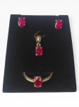 JOIAS, conjunto com três (3) peças, confeccionadas em PRATA DE LEI, contrastado 925, sendo: A) 1 anel, aro 26, B) 1 par de brincos para orelha furada, medindo 0,6cm e C) 1 pingente, medindo 0,6cm, peças com incrustação de pedra vermelha, peso total bruto 4,6g.