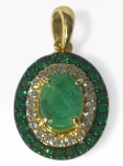 JOIA, um (1) pingente, confeccionado em PRATA DE LEI dourada, contrastada 925, com rica incrustação de pedrarias verdes e translucidas, medindo 1,5x1,3cm e peso total bruto 2,2g.