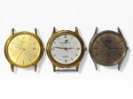 RELÓGIOS, lote com três (3) relógios de pulso, sendo: A) 2 SEIKOS QUARTZ, 1 com caixa em metal dourado e outro em metal prateado, ambos com marcas do tempo no mostrador e ausência da pulseira (1 falta ponteiro de segundos), vendidos no estado, medindo 3,5c, e B) 1 WATERPROOF, caixa em metal dourado com sinais de oxidação, movimento quartz, ausência da pulseira e vendido no estado, medindo 3,5cm.