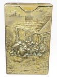 METAL PRATEADO, um (1) porta maço de cigarro, confeccionado em metal espessurado a prata de origem alemã, ricamente cinzelado por cena de campo em relevo, apresenta falhas na prateação, medindo 9x6cm