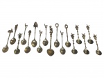 METAL PRATEADO, dezessete (17) colheres para café de coleção, confeccionadas em metal espessurado a prata, de modelos, tamanhos e decorações distintas.