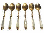 METAL DOURADO, seis (6) colheres para chá, confeccionadas em metal dourado e cabos com incrustações de madre pérola.