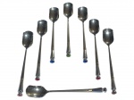 METAL INOX, oito (8) colheres para sobremesa, confeccionadas em aço inox, cabos com incrustação de cristais de tonalidades distintas com lapidação facetada.