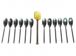 METAL PRATEADO, lote com treze (13) peças, sendo: A) ST. JAMES, doze (12) colheres para café confeccionadas em metal espessurado a prata com cabo cinzelado em caneluras e B) 1 espátula para caviar da manufatura Petrossian, com acabamentos banhados em ouro.