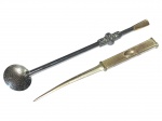 METAL PRATEADO, lote com duas (2) peças, sendo: A) 1 bomba para chimarrão, confeccionado em metal prateado, haste cilíndrica, decorada com botão de rosa (solto) e boquilha em metal dourado com falhas na douração, marcado MB, medindo 24cm de comprimento e B) 1 abridor de cartas, confeccionada em metal prateado com cabo cinzelado em caneluras, apresenta falhas na prateação e mossa na lâmina, medindo 20,5cm.