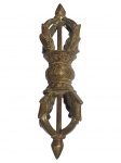 ARTE ORIENTAL, um (1) Dorje (ou Vajra em sânscrito), um instrumento ritual fundamental no Budismo Tibetano. O termo "Vajra" pode ser traduzido como "diamante" ou "relâmpago", simbolizando uma força indestrutível e o poder da iluminação que corta a ignorância, um amuleto e ferramenta essencial para meditação, rituais de purificação e cerimônias espirituais, confeccionado em bronze, medindo 17,5cm de comprimento.