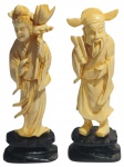 ESCULTURAS, duas (2) esculturas, confeccionadas em MARFIM entalhado a mão, representando Gueixa e Sábio Chinês, apoiados sobre base em madeira escura, ambos medindo 9cm de altura.