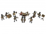 MINIATURAS, dez (10) miniaturas confeccionadas em bronze patinado representando músicos, casal dançando e casal de gatos sentado sobre mesa, apresentam falhas na patina, medindo 2,5cm a 1,5cm de altura.