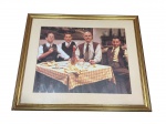 QUADRO, uma (1) reprodução de cena cinematográfica/televisiva com quatro personagens masculinos reunidos à mesa, em ambiente interno com ambientação de época, protegida por vidro, com passe-partout claro e moldura em madeira com patina dourada, medindo 57x68cm.