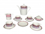 PORCELANA SCHMIDT, parte de serviço para chá confeccionado em porcelana nacional na tonalidade branca, decorada por elementos geométricos em policromia, sendo: A) 1 bule para chá, medindo 18x25x12cm, B) 1 leiteira, medindo 10x13,5x8cm, C) 1 manteigueira, medindo 7x14x8cm e D) 4 xícaras para chá com seus respectivos pires, medindo 6x10x8cm.