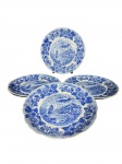 PORCELANA POLOVI GERMER, seis (6) pratos rasos confeccionados em porcelana nacional na tonalidade branca, decorado por guirlanda floral, pontilhados e paisagem com barco na tonalidade azul, medindo 25cm.