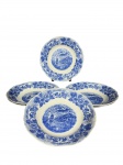 PORCELANA POLOVI GERMER, seis (6) pratos fundos confeccionados em porcelana nacional na tonalidade branca, decorado por guirlanda floral, pontilhados e paisagem com barco na tonalidade azul, medindo 23cm. 1 bicado na borda.