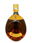 BEBIDA, um (1) whisky escocês Dimple, modelo clássico em formato achatado, o rótulo superior indica John Haig & Co. Distillers in Scotland, casa fundada em 1824 e uma das mais tradicionais da Escócia. O Dimple é conhecido mundialmente por seu design singular: a garrafa achatada com covinhas (dimples) nas laterais, criada para facilitar o transporte em bolsas de couro durante o século XIX, garrafa contém possivelmente 1 litro, lacre em papel rasgado, sem garantia de integridade do líquido.
