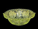 VIDRO, um (1) bowl confeccionado em vidro na tonalidade verde uralina, moldado por elementos florais e vegetalistas com borda dentada, medindo 4x13cm.