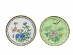 CLOISONNÉ, dois (2) pequenos pratos decorativos confeccionados em metal dourado esmaltado em cloisonné, representando elementos florais e pássaros em poliromia e tonalidades distintas, medindo 10,5cm.