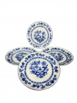 PORCELANA STEATITA, seis (6) pratos rasos, confeccionados em porcelana nacional na tonalidade branca, decoração dita CEBOLINHA na tonalidade azul, medindo 4,5cm e 1 prato com pequeno fio de cabelo, vide foto.