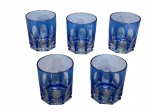 CRISTAL DOUBLE, cinco (5) copos para whisky confeccionados em cristal double na tonalidade azul, lapidado por dedões baixo relevo, medindo 9x8cm.