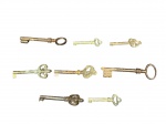 DIVERSOS, oito (8) chaves para móveis confeccionadas em ferro/bronze de modelos, tamanhos e decorações distintas, maior medindo 10,5cm e menor 5,5cm.