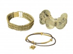 BIJUTERIAS, lote com três (3) peças, sendo: A) 1 pulseira confeccionada em metal prateado, fecho de trava, medindo 24m de comprimento, B) 1 gargantilha em couro, elos cilíndricos em metal dourado com pingente representando caractere oriental em vazados, ausência do fecho, medindo 38cm de comprimento e C) 1 pulseira com elos redondos, cinzelados por paisagens de Portugal em relevo, apresentando falhas na prateação, medindo 20cm de comprimento.