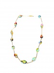 BIJUTERIA, um (1) colar com contas em vidro de Murano millefiori de tonalidades distintas, intercalados por elos em metal prateado, fecho em rosca com falhas na prateação, medindo 75,5cm de comprimento.