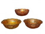 CARNIVAL GLASS, três (3) bowls confeccionados em vidro artístico na tonalidade fogo com moldagem perolada, geométrica e floral em relevo, medindo 4x11,5cm.