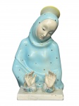 ARTE SACRA, uma (1) imaginária confeccionada em faiança italiana representando Madona, vestes na tonalidade azul decorada porcirculos dourados, pássaros policromados, marcado no verso, medindo 29cm de altura, apresentando discretos bicados.