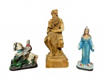 ARTE SACRA, três (3) imagens diversas em estuque, sendo: A) São Jorge, representado a cavalo em combate ao dragão, medindo 11x10x4,5cm com pequenas falhas na patina; B) Moisés, em figura sentada, com inscrição na base, apresentando bicados, rachadura no corpo e falhas na patina, medindo 22cm de altura e C) Iemanja, patina com falhas e bicados, medindo 16cm de altura.